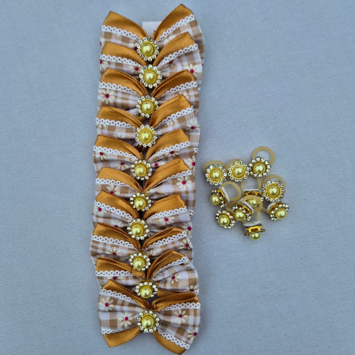 Laços e Joinhas de Penteado Pet Dourado - Imagem 1