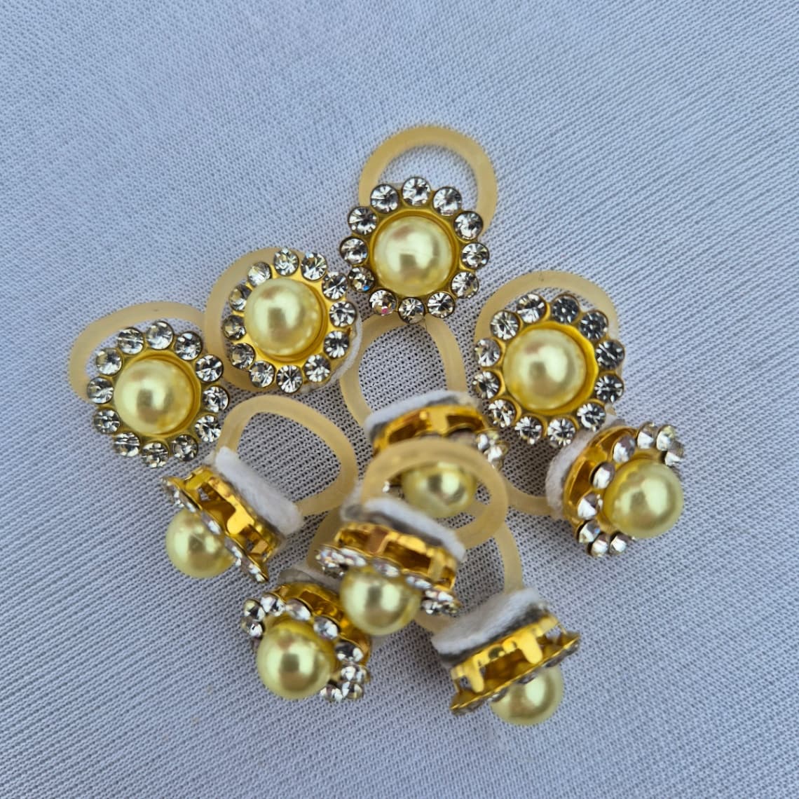 Laços e Joinhas de Penteado Pet Dourado - Imagem 3